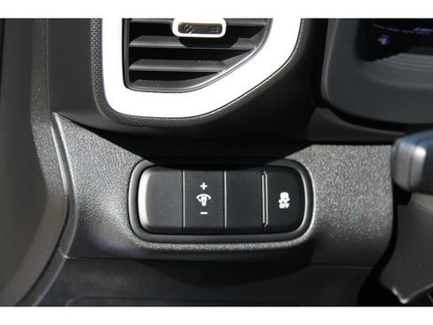 Used 2024 Hyundai Venue Limited image 17