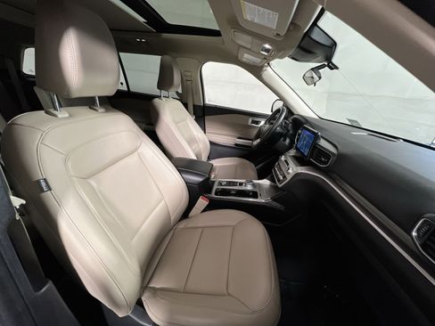 Used 2022 Ford Explorer XLT w/ Equipment Group 202A image 28