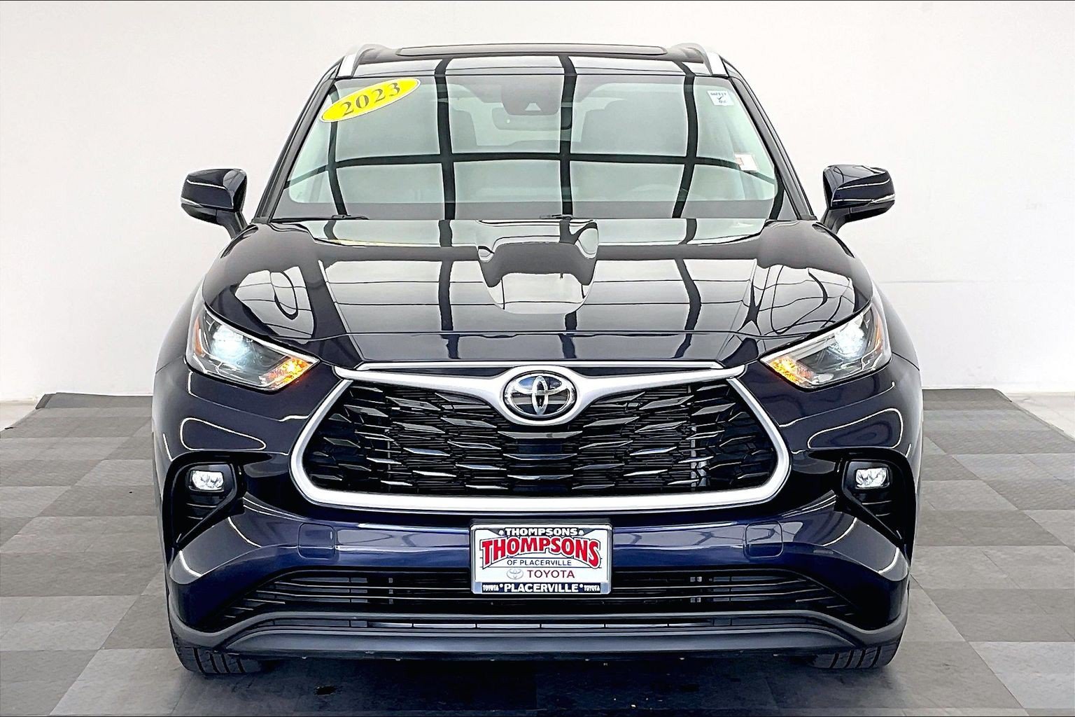 Used 2023 Toyota Highlander XLE AWD/4WD image 2