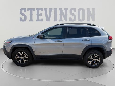Used 2015 Jeep Cherokee Trailhawk w/ Comfort/Convenience Group AWD/4WD image 2