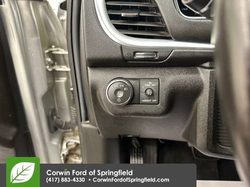 Used 2017 Chevrolet Traverse LT image 32