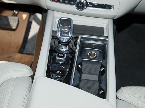 New 2026 Volvo XC60 T8 Ultra w/ Protection Package Premier image 28