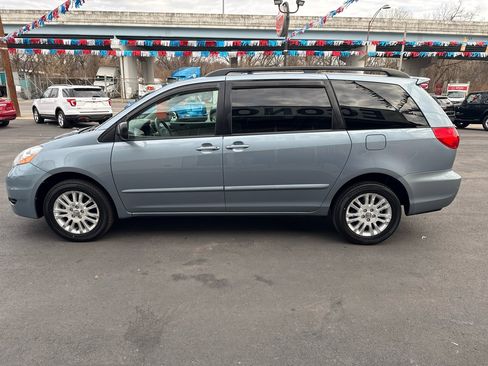 Used 2010 Toyota Sienna LE image 7