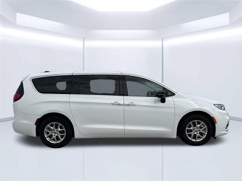 Used 2024 Chrysler Pacifica Touring-L FWD image 8