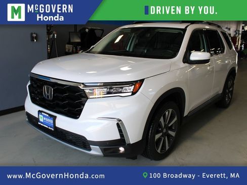 Used 2025 Honda Pilot Touring image 1