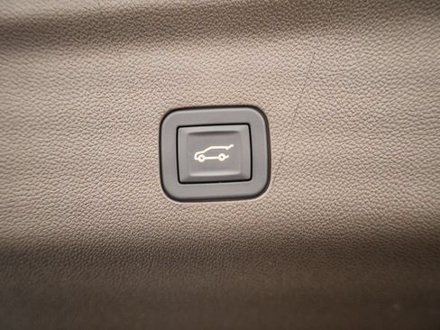 Used 2025 Chevrolet Tahoe Z71 w/ Z71 Off-Road Package AWD/4WD image 19