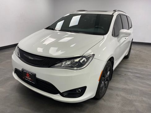 Used 2018 Chrysler Pacifica Limited w/ S Appearance Package image 2