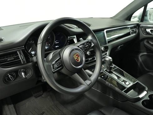 Certified 2024 Porsche Macan image 4