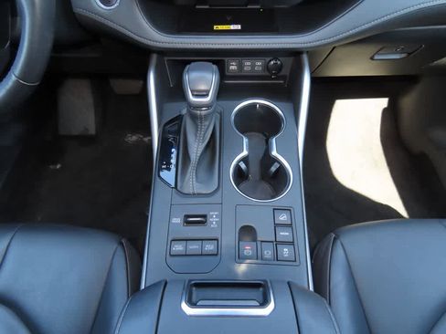 Used 2023 Toyota Highlander XLE image 23