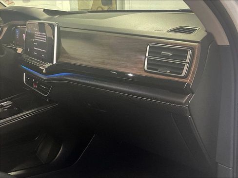Used 2025 Volkswagen Atlas SEL AWD/4WD image 13