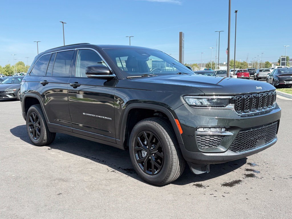 Used 2024 Jeep Grand Cherokee Limited AWD/4WD image 3