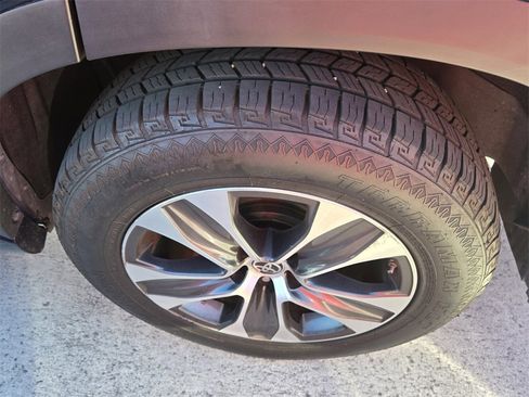 Used 2021 Toyota Highlander XLE image 8