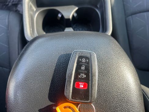 Used 2020 Toyota RAV4 XLE w/ Carpet Mat Package AWD/4WD image 36
