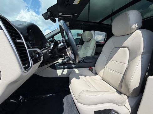 Used 2021 Porsche Cayenne AWD/4WD image 17