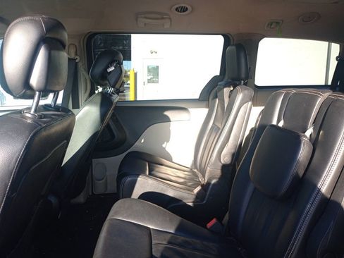 Used 2014 Chrysler Town & Country Touring image 8