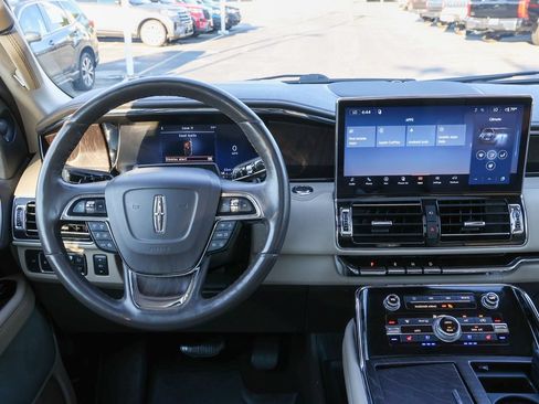 Used 2022 Lincoln Navigator Reserve AWD/4WD image 5