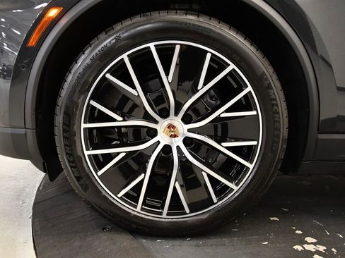 Certified 2025 Porsche Macan Electric image 14