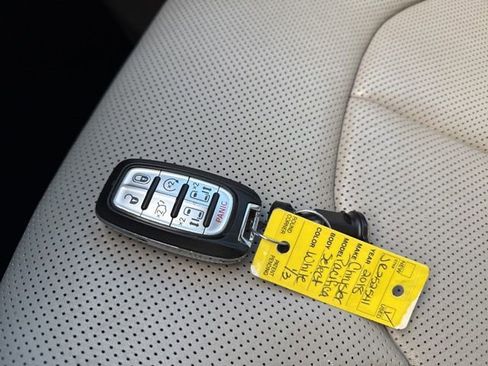 Used 2018 Chrysler Pacifica Limited image 34