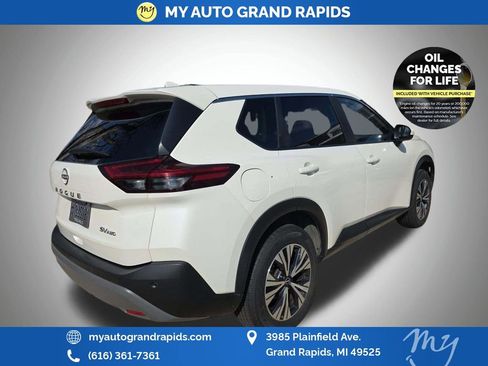 Used 2023 Nissan Rogue SV image 3