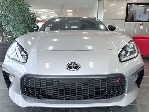 Used 2026 Toyota GR86 Premium w/ ALL Weather Mat Package (TMS) RWD image 2
