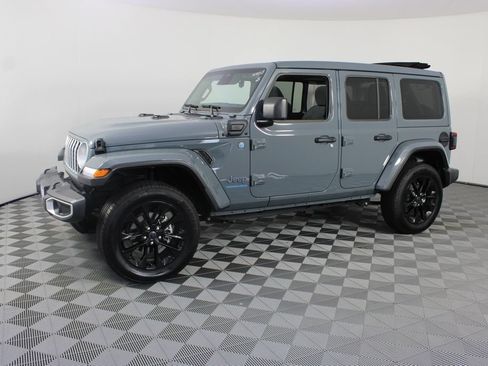 Used 2025 Jeep Wrangler Unlimited Sahara w/ Safety Group AWD/4WD image 2