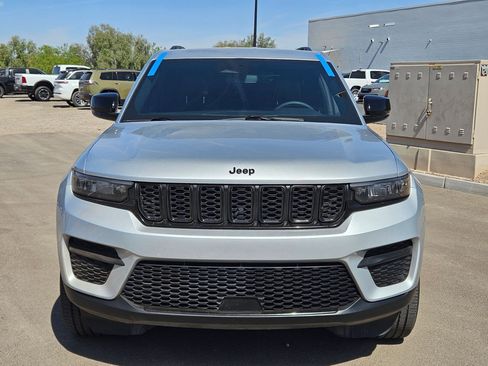 Used 2023 Jeep Grand Cherokee Altitude AWD/4WD image 8