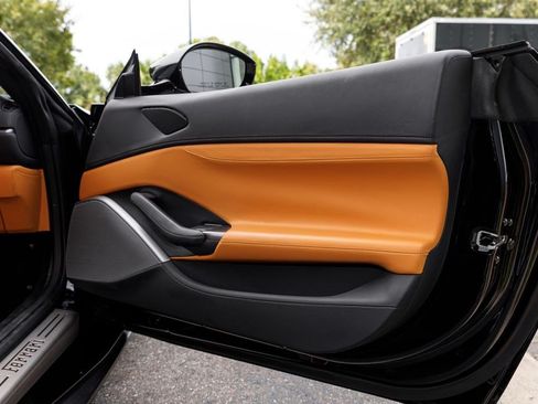 Used 2019 Ferrari Portofino RWD image 12