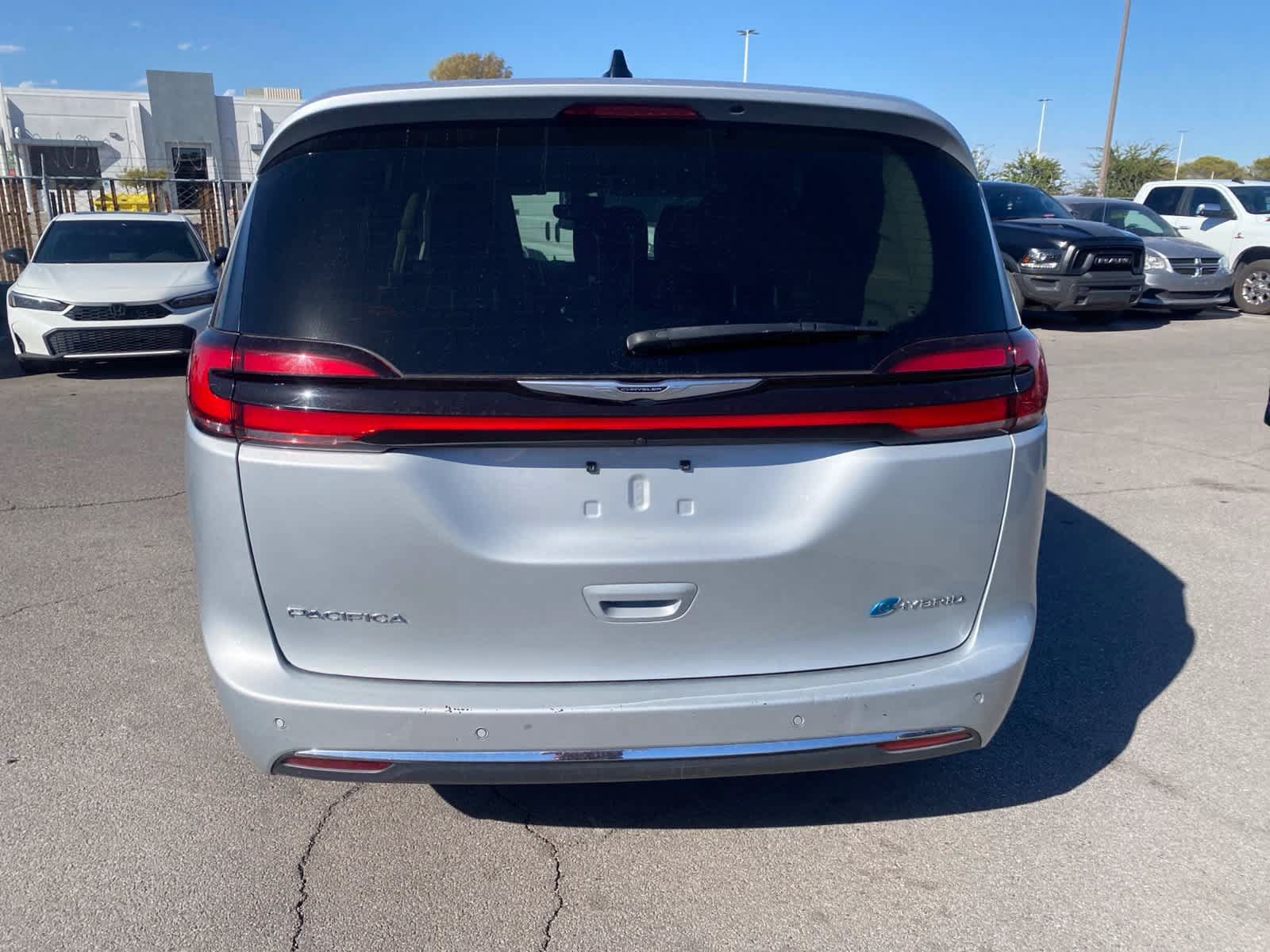 Used 2024 Chrysler Pacifica Limited FWD image 8