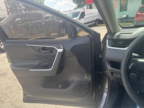 Used 2020 Toyota RAV4 LE FWD image 21