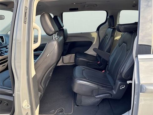Used 2023 Chrysler Pacifica Touring-L image 16
