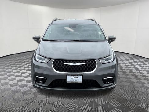 Used 2022 Chrysler Pacifica Touring-L FWD image 2
