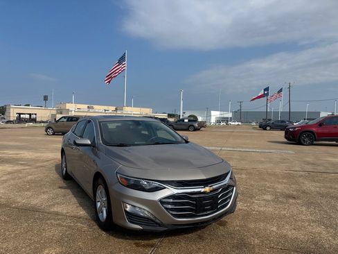 Used 2022 Chevrolet Malibu LT FWD image 2