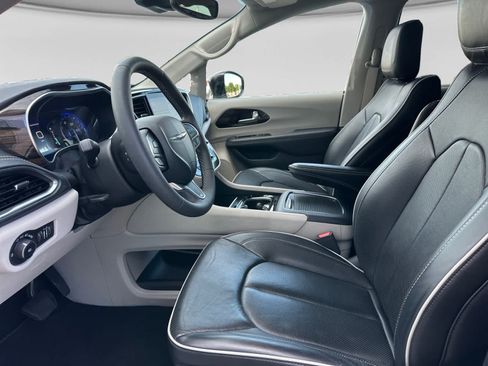 Used 2024 Chrysler Pacifica Limited FWD image 11