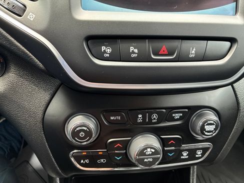 Used 2023 Jeep Cherokee Altitude Lux w/ Mopar Interior Package AWD/4WD image 31