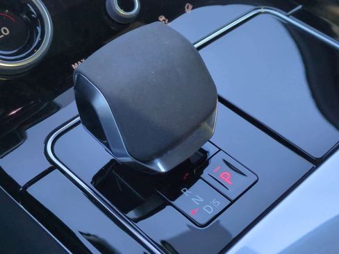 Used 2022 Land Rover Range Rover Velar R-Dynamic S image 32