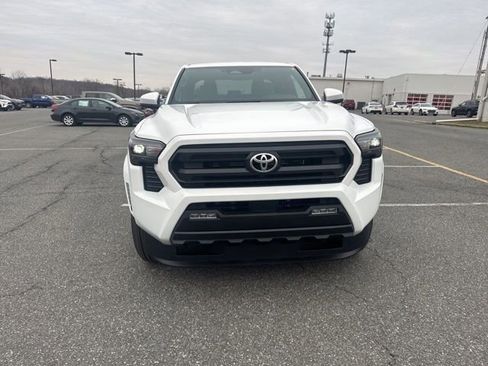 Used 2025 Toyota Tacoma SR5 image 2