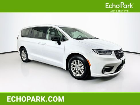 Used 2024 Chrysler Pacifica Touring-L FWD image 1