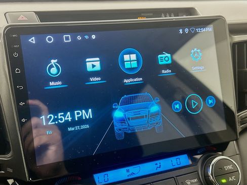 Used 2018 Toyota RAV4 LE image 19