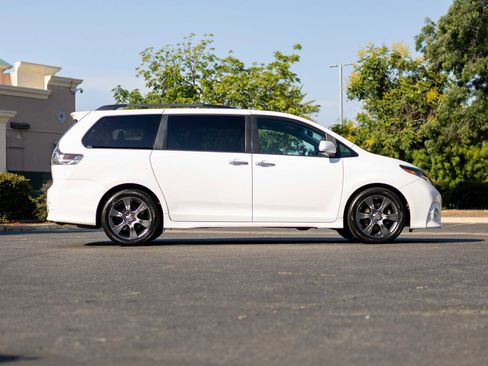 Used 2015 Toyota Sienna SE image 8