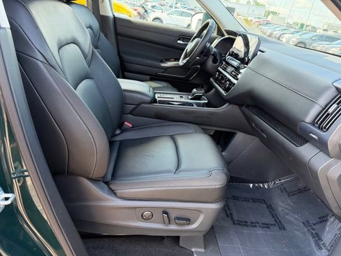 Used 2025 Nissan Pathfinder SL FWD image 33