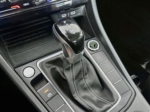 Used 2025 Volkswagen Jetta SE FWD image 24