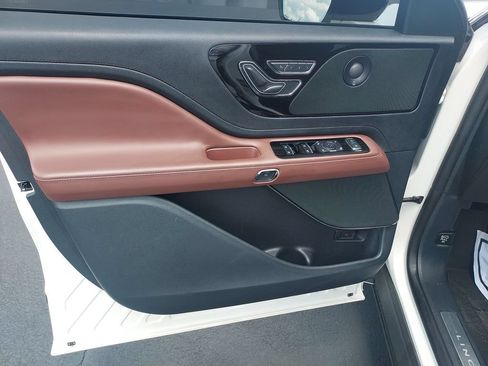 Used 2025 Lincoln Aviator Reserve w/ Jet Appearance Package AWD/4WD image 12