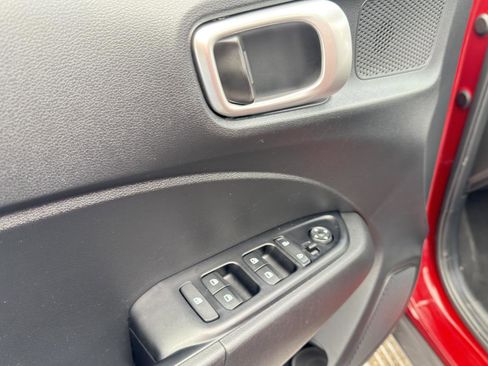 Used 2024 Hyundai Venue SEL image 21