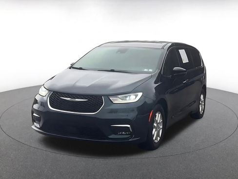 Used 2025 Chrysler Pacifica Select image 7