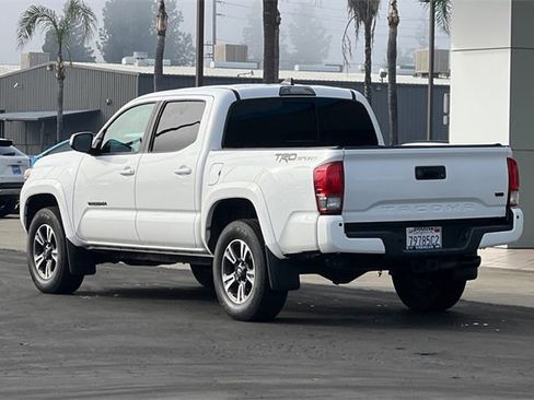 Used 2017 Toyota Tacoma TRD Sport image 6
