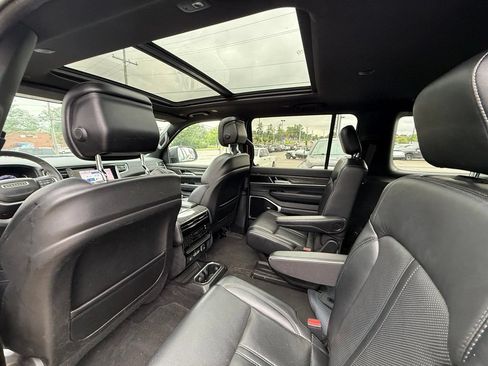 Used 2022 Jeep Wagoneer Series III w/ Premium Group I AWD/4WD image 23