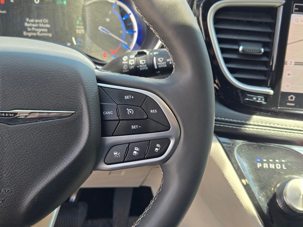 Used 2024 Chrysler Pacifica Limited FWD image 32