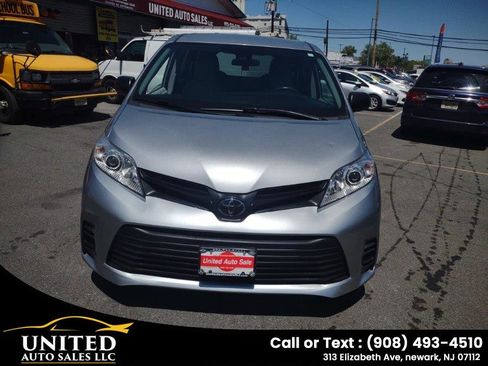 Used 2020 Toyota Sienna L FWD image 2