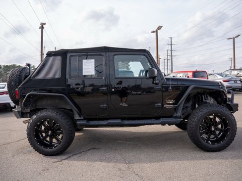 Used 2015 Jeep Wrangler Unlimited Sahara w/ Max Tow Package image 9