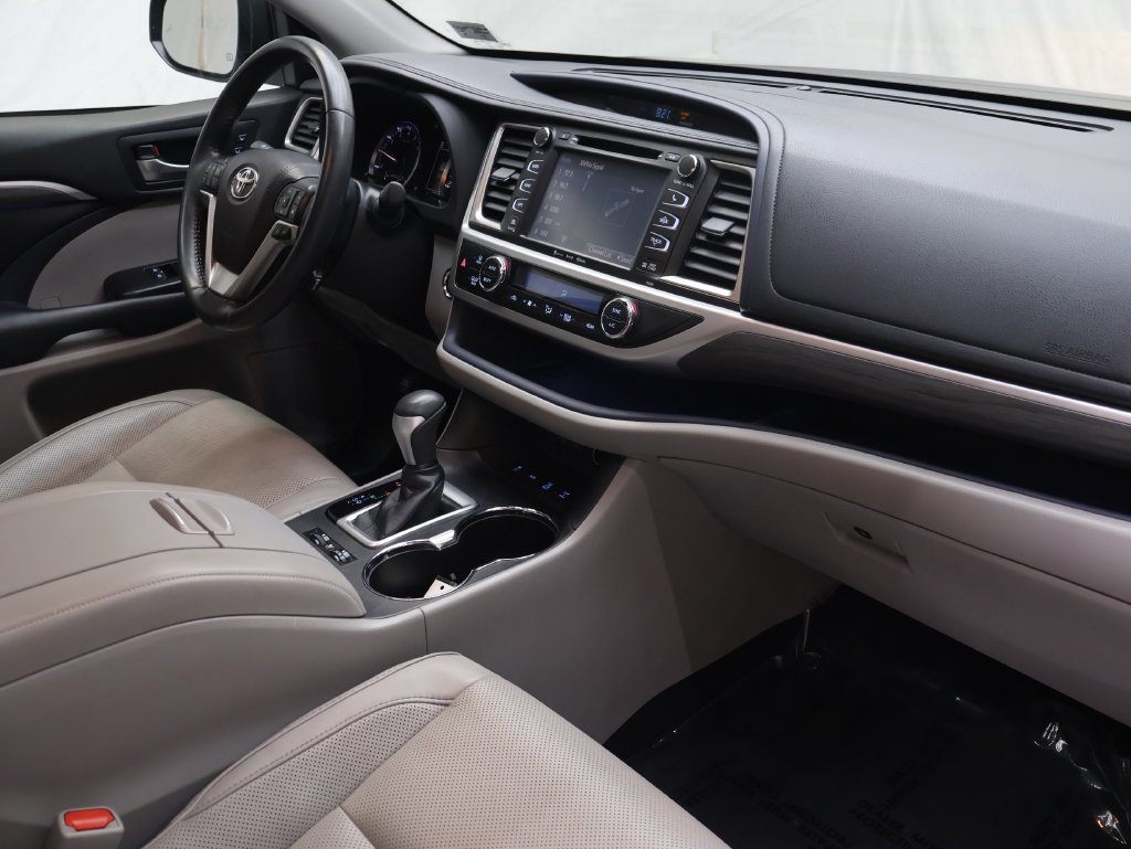 Used 2018 Toyota Highlander Limited w/ Carpet Mat Package (TMS) AWD/4WD image 10